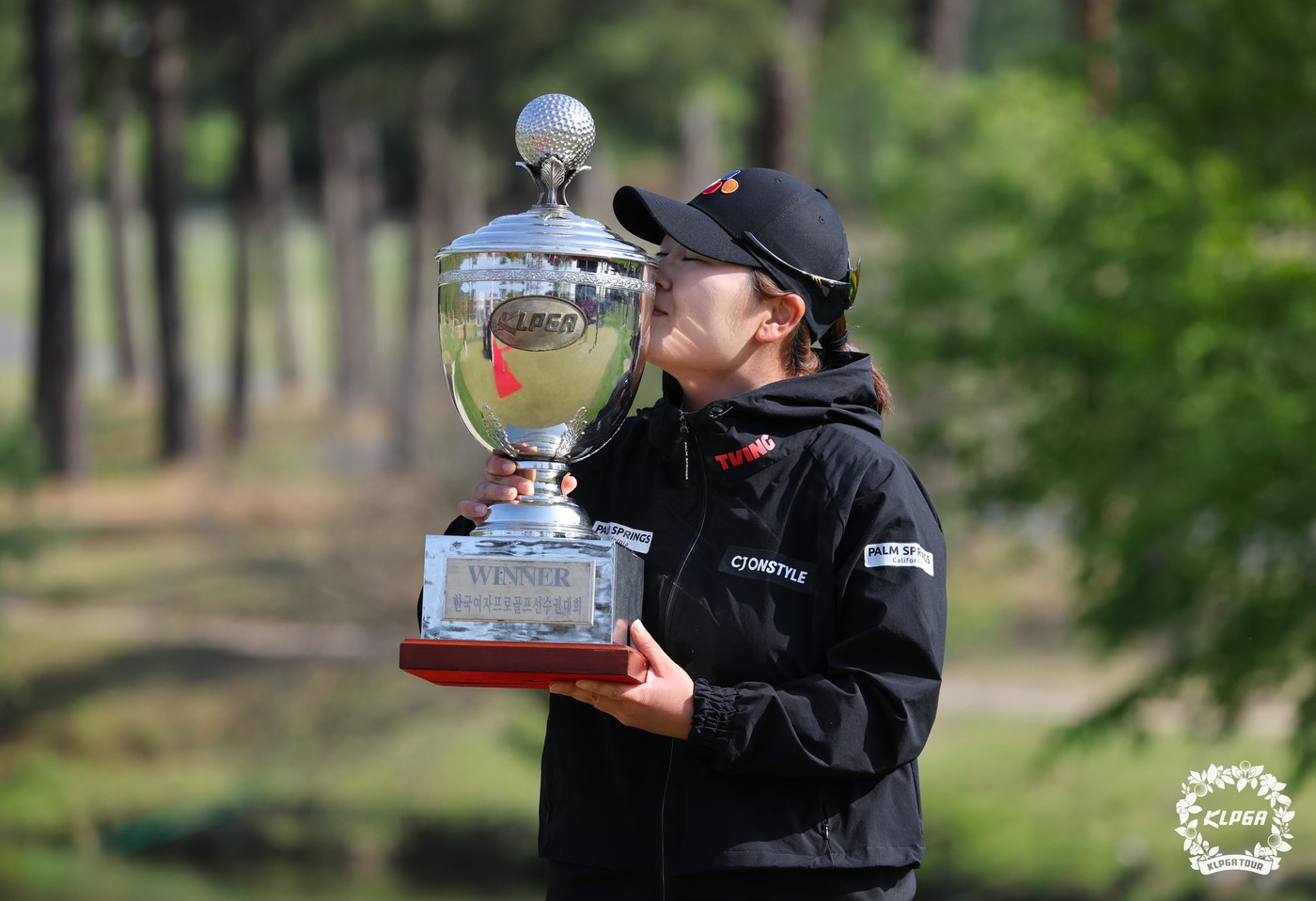 (서울=뉴스1) 민경석 기자 = 4일 경기 양주 레이크우드CC에서 열린 '크리스에프앤씨 제47회 KLPGA 챔피언십' 파이널라운드에서 우승을 차지한 홍정민이 트로피에 입맞추고 있다 …