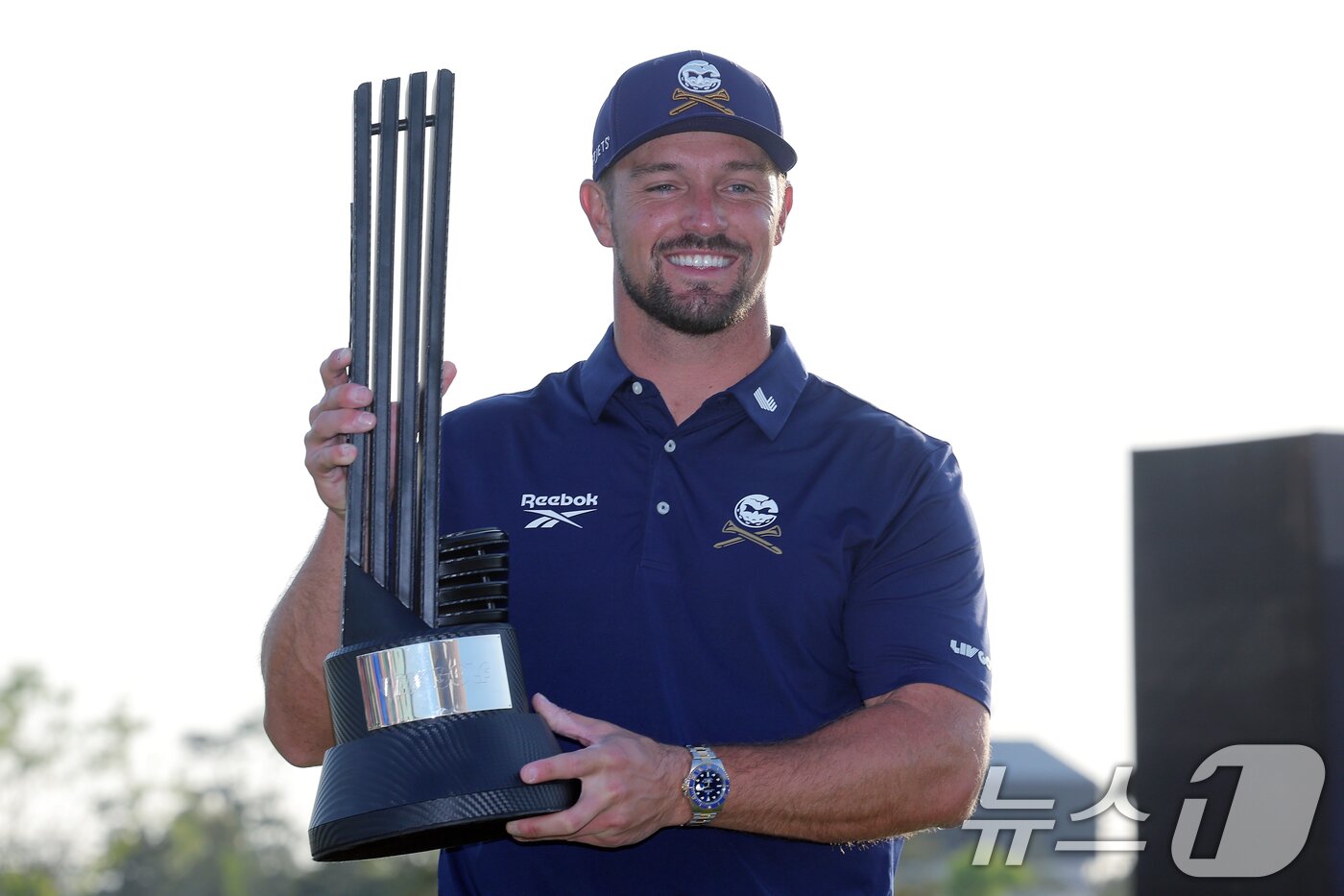 본문 이미지 - 4일 인천 연수구 잭니클라우스 골프클럽에서 열린 LIV골프 코리아 파이널라운드에서 우승을 차지한 브라이슨 디섐보가 트로피를 들어 보이고 있다. 2025.5.4/뉴스1 ⓒ News1 박정호 기자