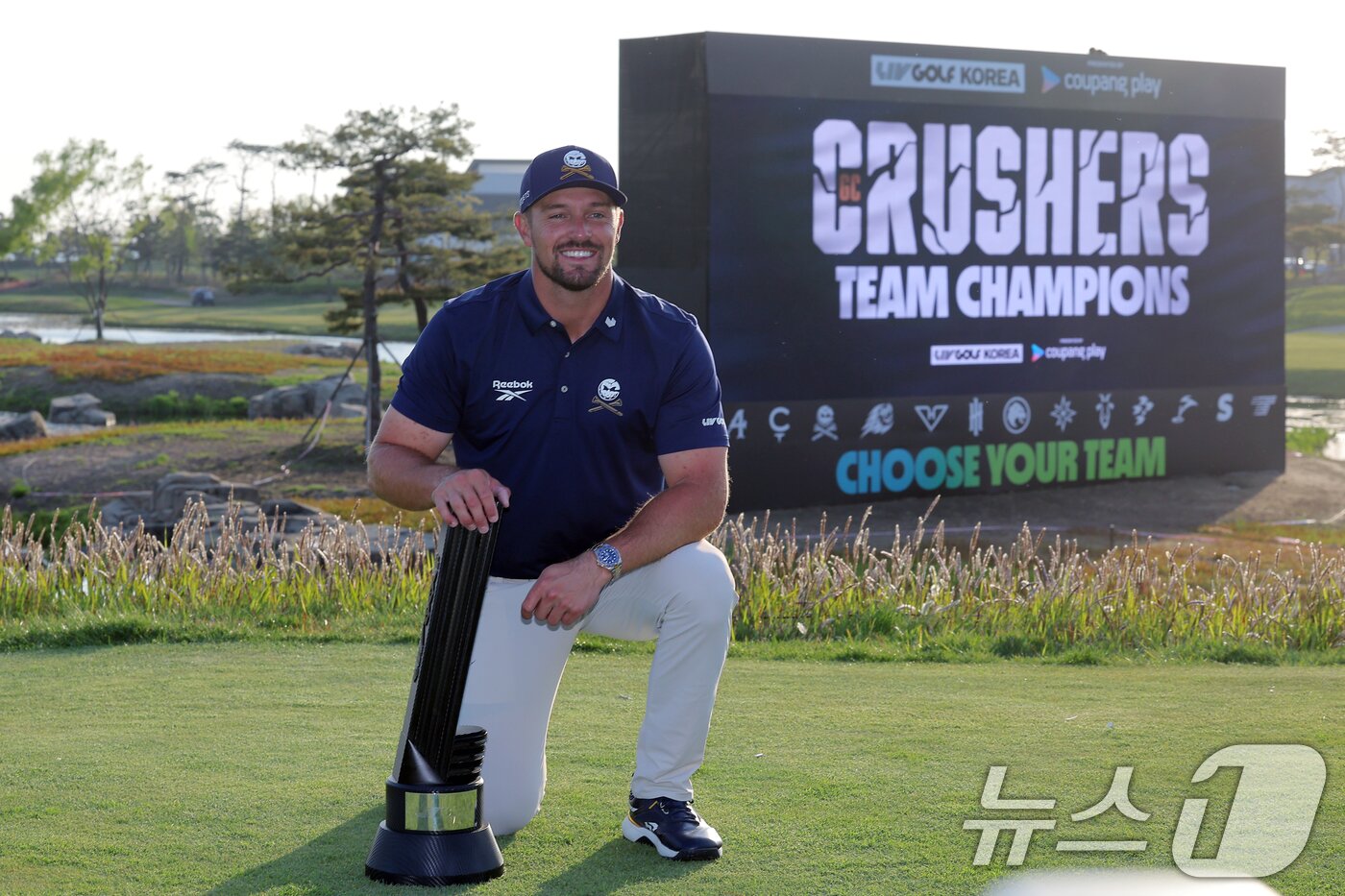 본문 이미지 - 4일 인천 연수구 잭니클라우스 골프클럽에서 열린 LIV골프 코리아 파이널라운드에서 우승을 차지한 브라이슨 디섐보가 트로피와 함께 포즈를 취하고 있다. 2025.5.4/뉴스1 ⓒ News1 박정호 기자