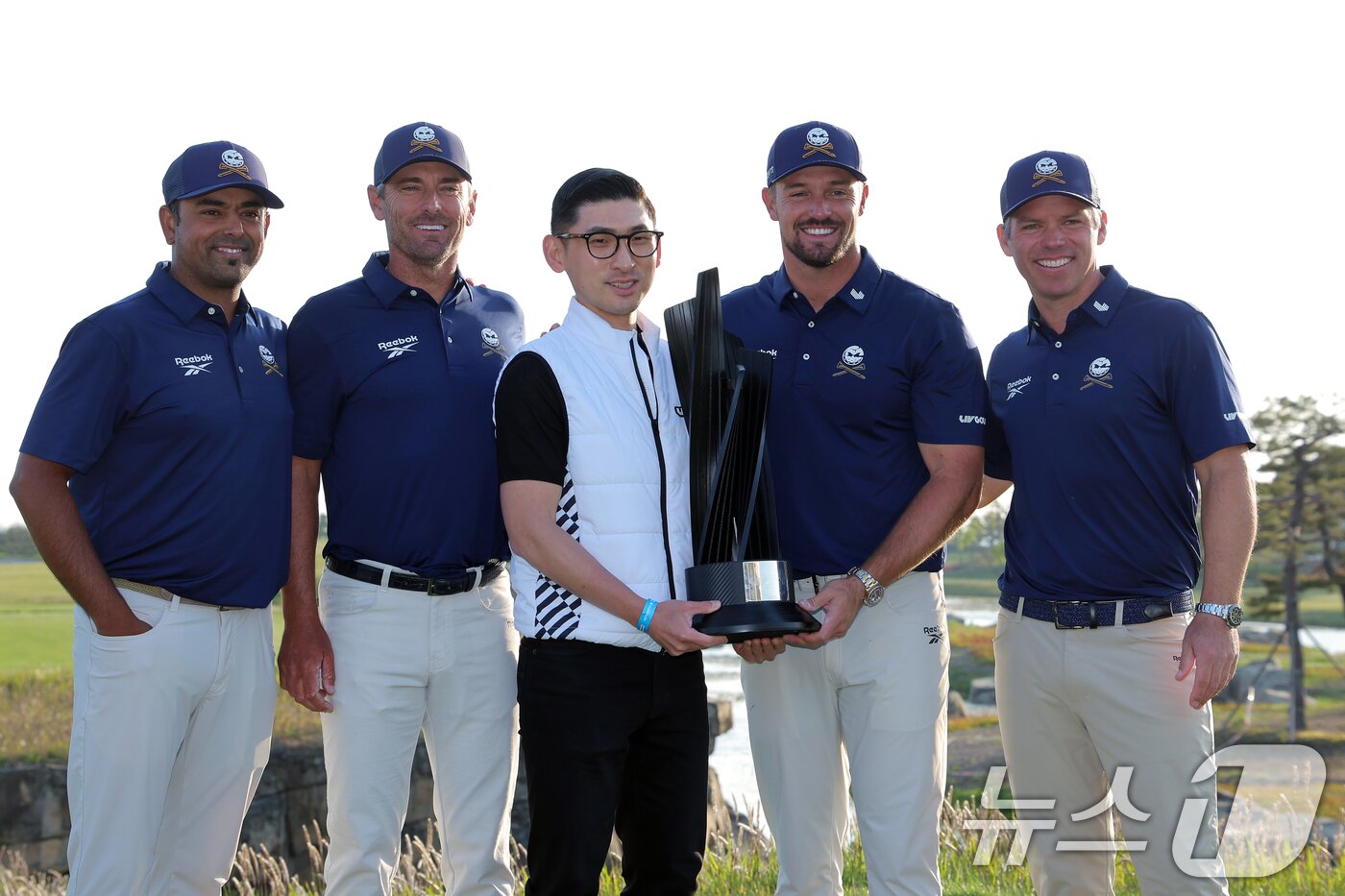 본문 이미지 - 김성한 쿠팡플레이 대표가 4일 인천 연수구 잭니클라우스 골프클럽에서 열린 LIV골프 코리아 파이널라운드에서 팀우승을 차지한 크러셔스 GC의 브라이슨 디섐보, 찰스 하웰 3세 등과 함께 포즈를 취하고 있다. 2025.5.4/뉴스1 ⓒ News1 박정호 기자