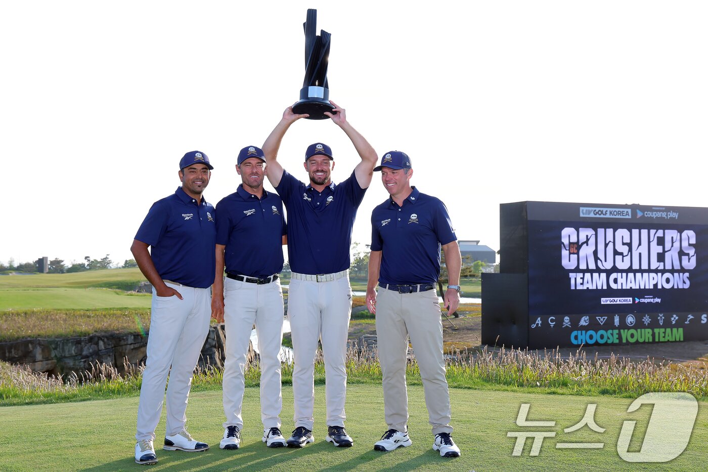 본문 이미지 - 4일 인천 연수구 잭니클라우스 골프클럽에서 열린 LIV골프 코리아 파이널라운드에서 팀우승을 차지한 크러셔스 GC의 아니르반 라히리, 찰스 하웰 3세, 브라이슨 디섐보, 폴 케이시가 포즈를 취하고 있다. 2025.5.4/뉴스1 ⓒ News1 박정호 기자