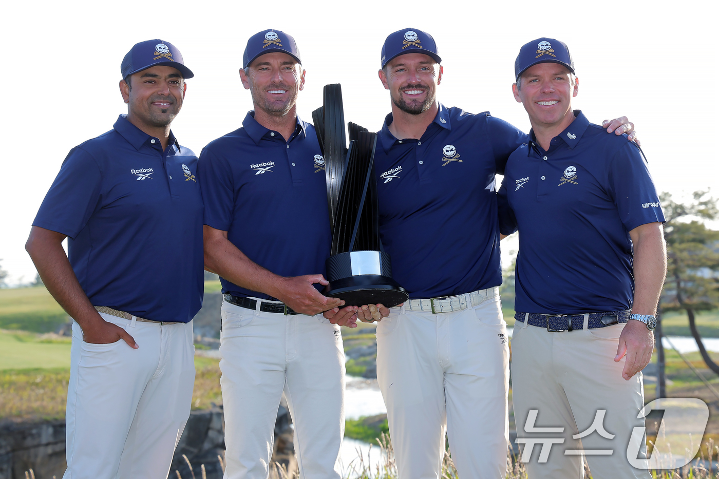 (인천=뉴스1) 박정호 기자 = 4일 인천 연수구 잭니클라우스 골프클럽에서 열린 LIV골프 코리아 파이널라운드에서 팀우승을 차지한 크러셔스 GC의 아니르반 라히리, 찰스 하웰 3세 …