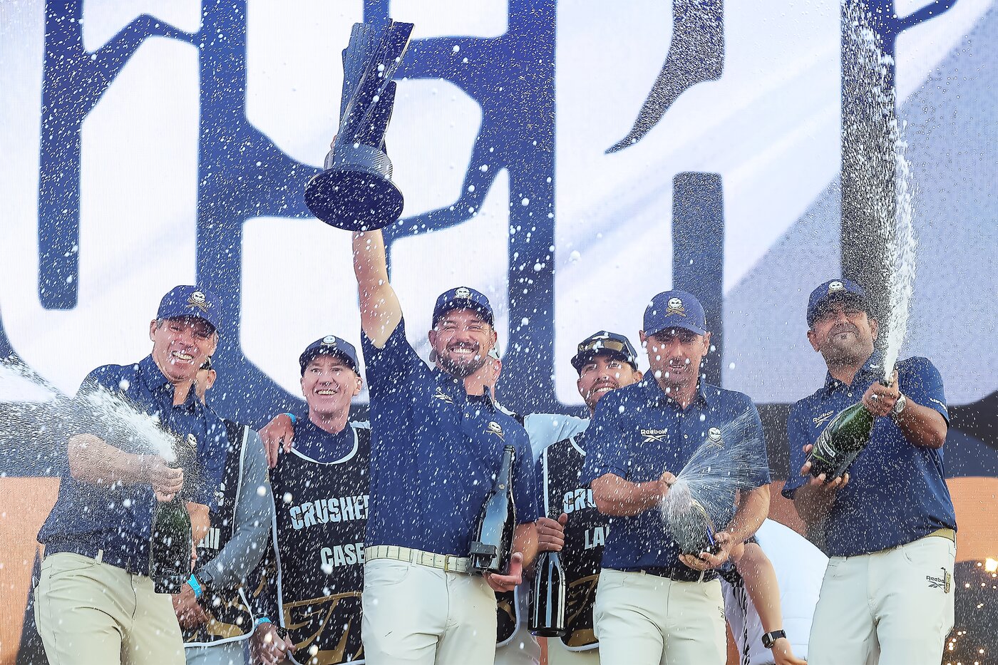 본문 이미지 - 4일 인천 연수구 잭니클라우스 골프클럽에서 열린 LIV골프 코리아 파이널라운드에서 팀우승을 차지한 크러셔스 GC의 폴 케이시, 브라이슨 디섐보, 찰스 하웰 3세, 아니르반 라히리가 포디움에 올라 샴페인을 터트리고 있다. 2025.5.4/뉴스1 ⓒ News1 박정호 기자