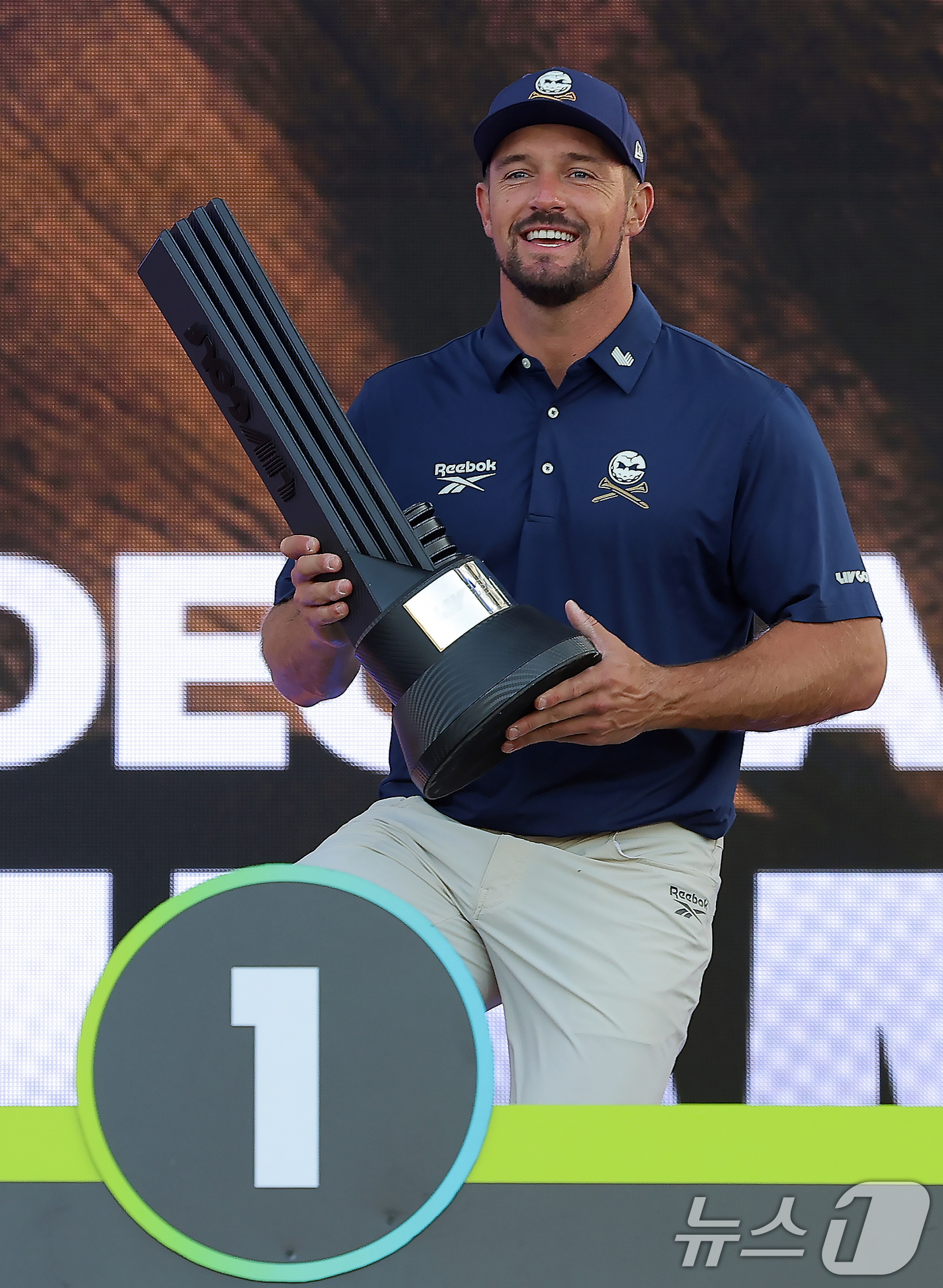 (인천=뉴스1) 박정호 기자 = 4일 인천 연수구 잭니클라우스 골프클럽에서 열린 LIV골프 코리아 파이널라운드에서 개인 우승을 차지한 크러셔스 GC의 브라이슨 디섐보가 포디움에 오 …