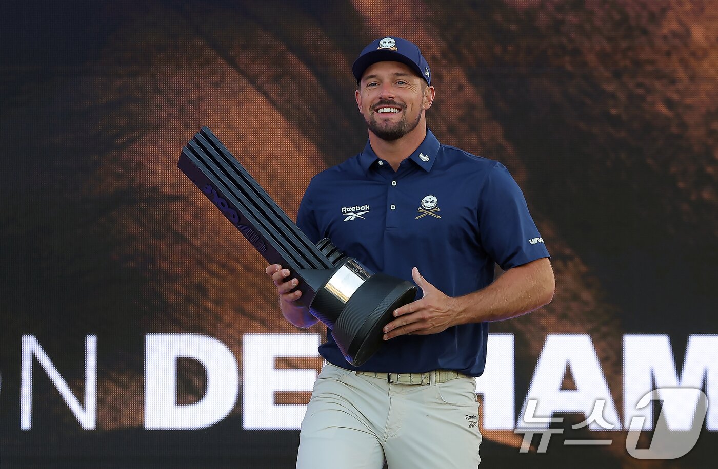 본문 이미지 - 4일 인천 연수구 잭니클라우스 골프클럽에서 열린 LIV골프 코리아 파이널라운드에서 개인 우승을 차지한 크러셔스 GC의 브라이슨 디섐보가 포디움에 오르고 있다. 2025.5.4/뉴스1 ⓒ News1 박정호 기자