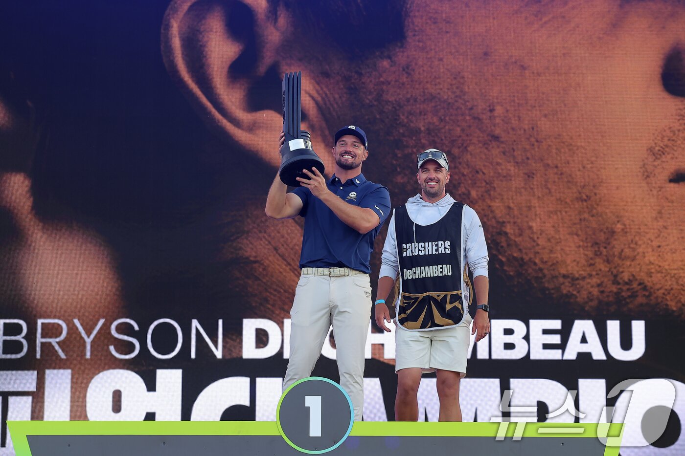 본문 이미지 - 4일 인천 연수구 잭니클라우스 골프클럽에서 열린 LIV골프 코리아 파이널라운드에서 개인 우승을 차지한 크러셔스 GC의 브라이슨 디섐보가 포디움에 올라 트로피를 들어 보이고 있다. 2025.5.4/뉴스1 ⓒ News1 박정호 기자