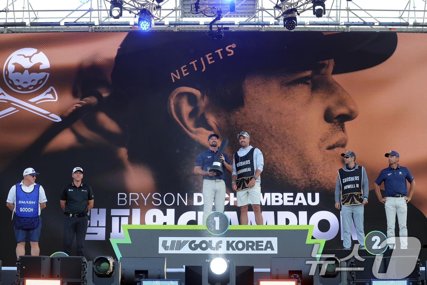 (인천=뉴스1) 박정호 기자 = 4일 인천 연수구 잭니클라우스 골프클럽에서 열린 LIV골프 코리아 파이널라운드에서 개인 우승을 차지한 크러셔스 GC의 브라이슨 디섐보가 포디움에 올 …