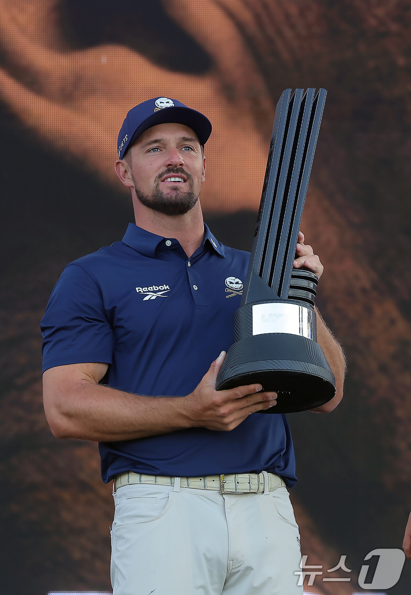 (인천=뉴스1) 박정호 기자 = 4일 인천 연수구 잭니클라우스 골프클럽에서 열린 LIV골프 코리아 파이널라운드에서 개인 우승을 차지한 크러셔스 GC의 브라이슨 디섐보가 포디움에 올 …