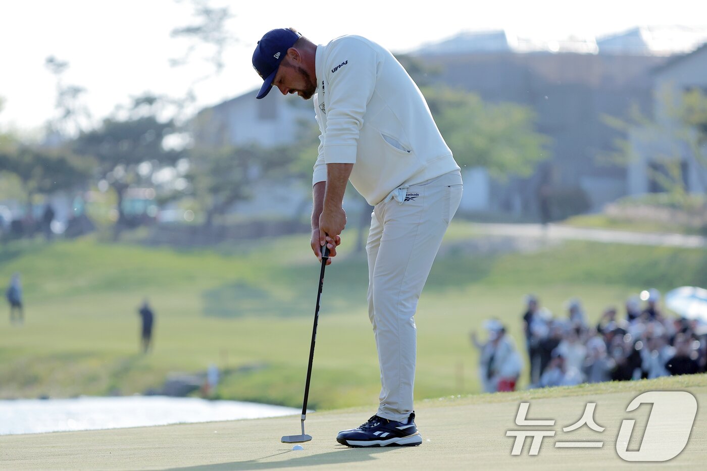 본문 이미지 - 4일 인천 연수구 잭니클라우스 골프클럽에서 열린 LIV골프 코리아 파이널라운드에서 크러셔스 GC의 브라이슨 디섐보가 18번 홀에서 우승을 확정 짓는 퍼팅을 하고 있다. 크러셔스 GC의 찰스 하웰 3세는 2위, 스매시 GC의 테일러 구치가 3위를 차지했다. 2025.5.4/뉴스1 ⓒ News1 박정호 기자
