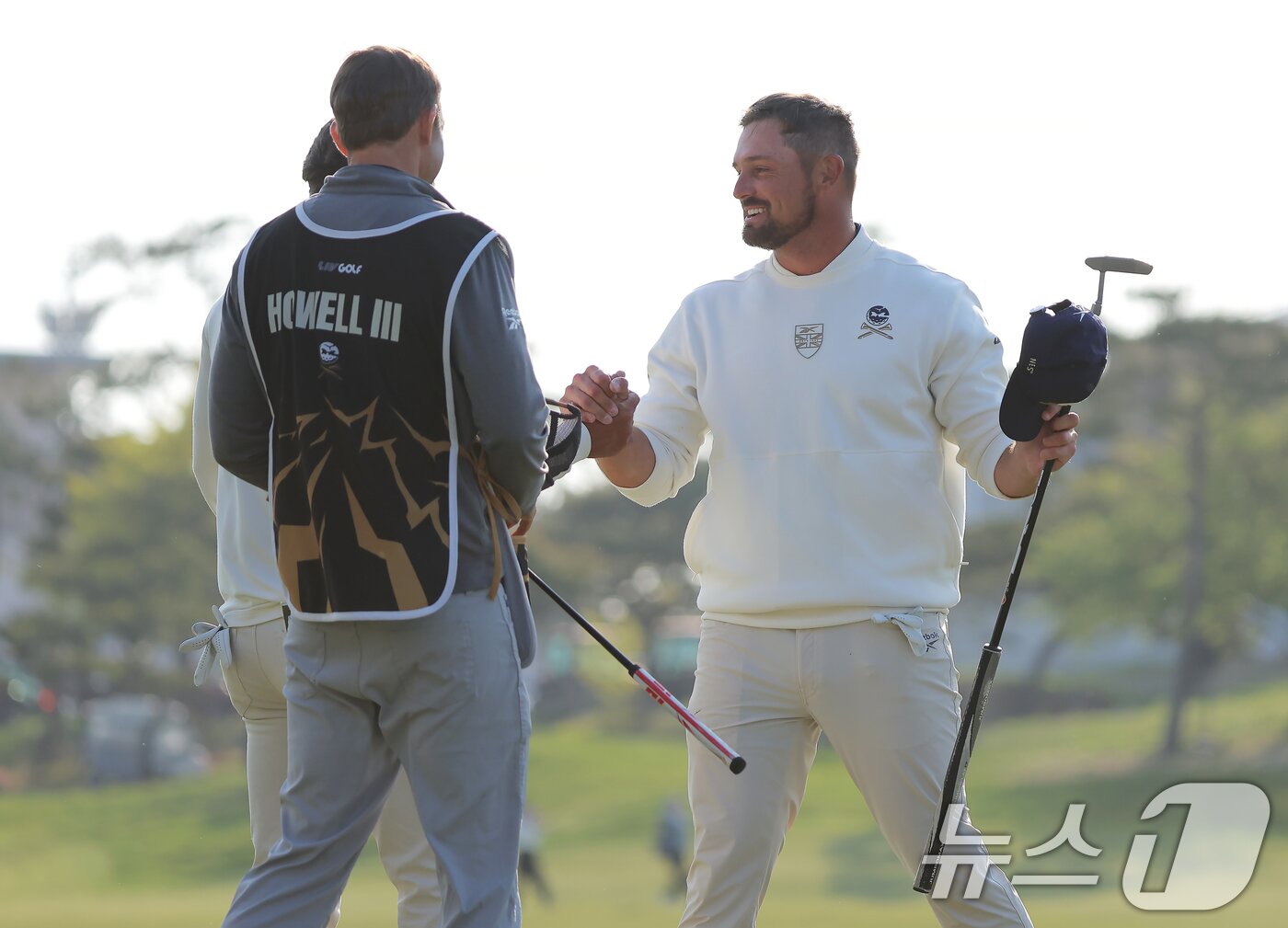 본문 이미지 - 4일 인천 연수구 잭니클라우스 골프클럽에서 열린 LIV골프 코리아 파이널라운드에서 우승을 차지한 브라이슨 디섐보가 2위의 찰스 하웰 3세와 인사를 나누고 있다. 2025.5.4/뉴스1 ⓒ News1 박정호 기자