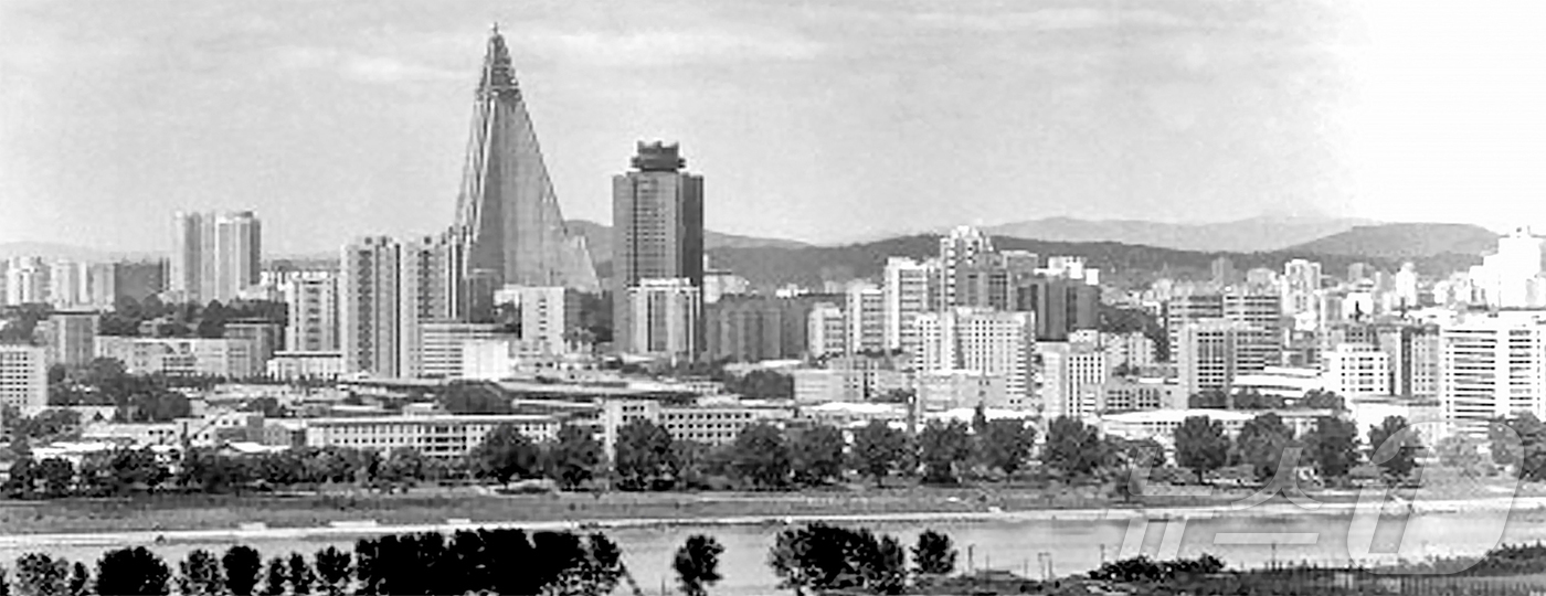 (평양 노동신문=뉴스1) = 북한 노동당 기관지 노동신문은 5일 미래과학자거리의 건축물들을 조명하며 "당의 인민대중제일주의 건축 사상이 응축된 시대의 기념비로, 끝없이 번영하는 사 …