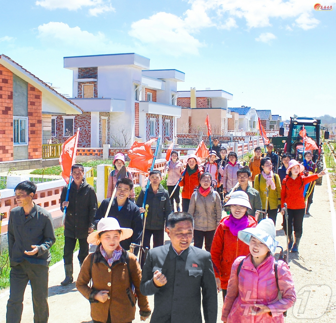 (평양 노동신문=뉴스1) = 북한 노동당 기관지 노동신문은 5일 농업근로자들이 "당 창건 80주년이 되는 올해에 더 많은 알곡을 생산하기 위해 당면한 영농작업에서 혁신을 창조해가고 …