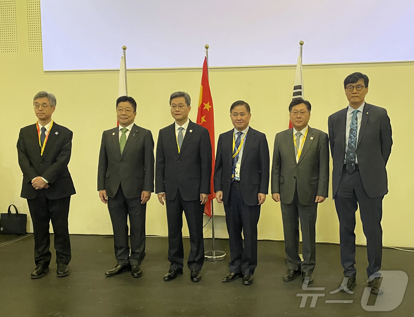 (서울=뉴스1) = 4일(현지시간) 이탈리아 밀라노에서 열린 한일중 및 ASEAN+3 재무장관‧중앙은행총재 회의에서 히미노 BOJ 부총재(왼쪽부터), 카토 일본 재무장관, 란 포안 …