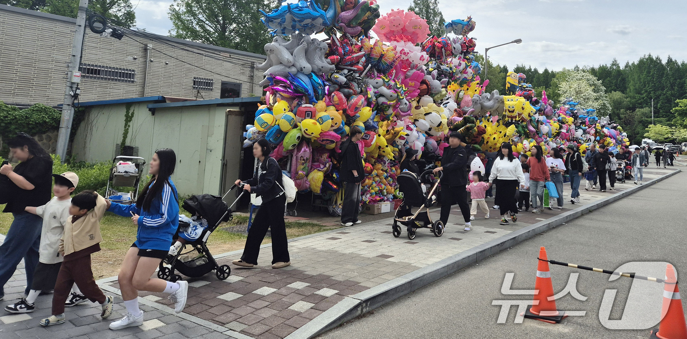 (전주=뉴스1) 유경석 기자 = 어린이날인 5일 전북자치도 전주시 전주동물원에 가족 단위의 방문객들의 발길이 이어지고 있다. 2025.5.5/뉴스1