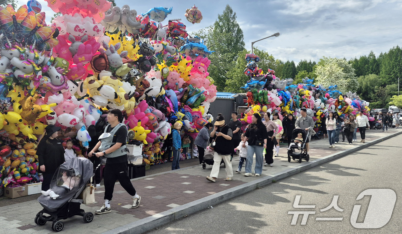(전주=뉴스1) 유경석 기자 = 어린이날인 5일 전북자치도 전주시 전주동물원에 가족 단위의 방문객들의 발길이 이어지고 있다. 2025.5.5/뉴스1