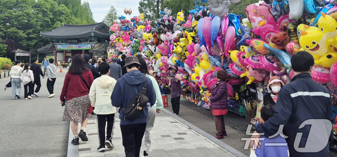 (전주=뉴스1) 유경석 기자 = 어린이날인 5일 전북자치도 전주시 전주동물원에 가족 단위의 방문객들의 발길이 이어지고 있다. 2025.5.5/뉴스1