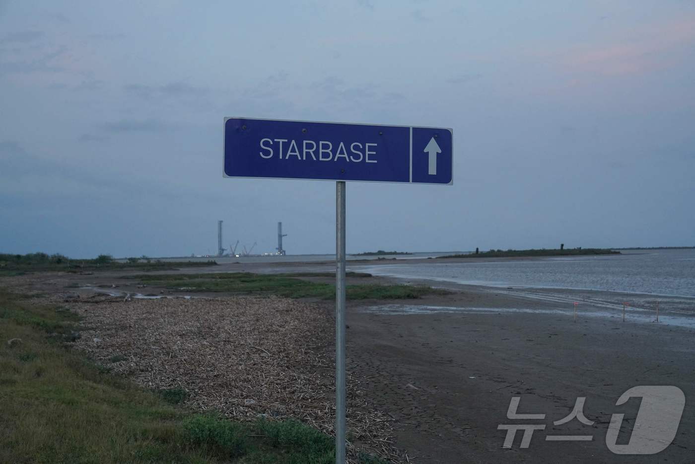 본문 이미지 - 미국 텍사스주 스타베이스 표지판 ⓒ AFP=뉴스1