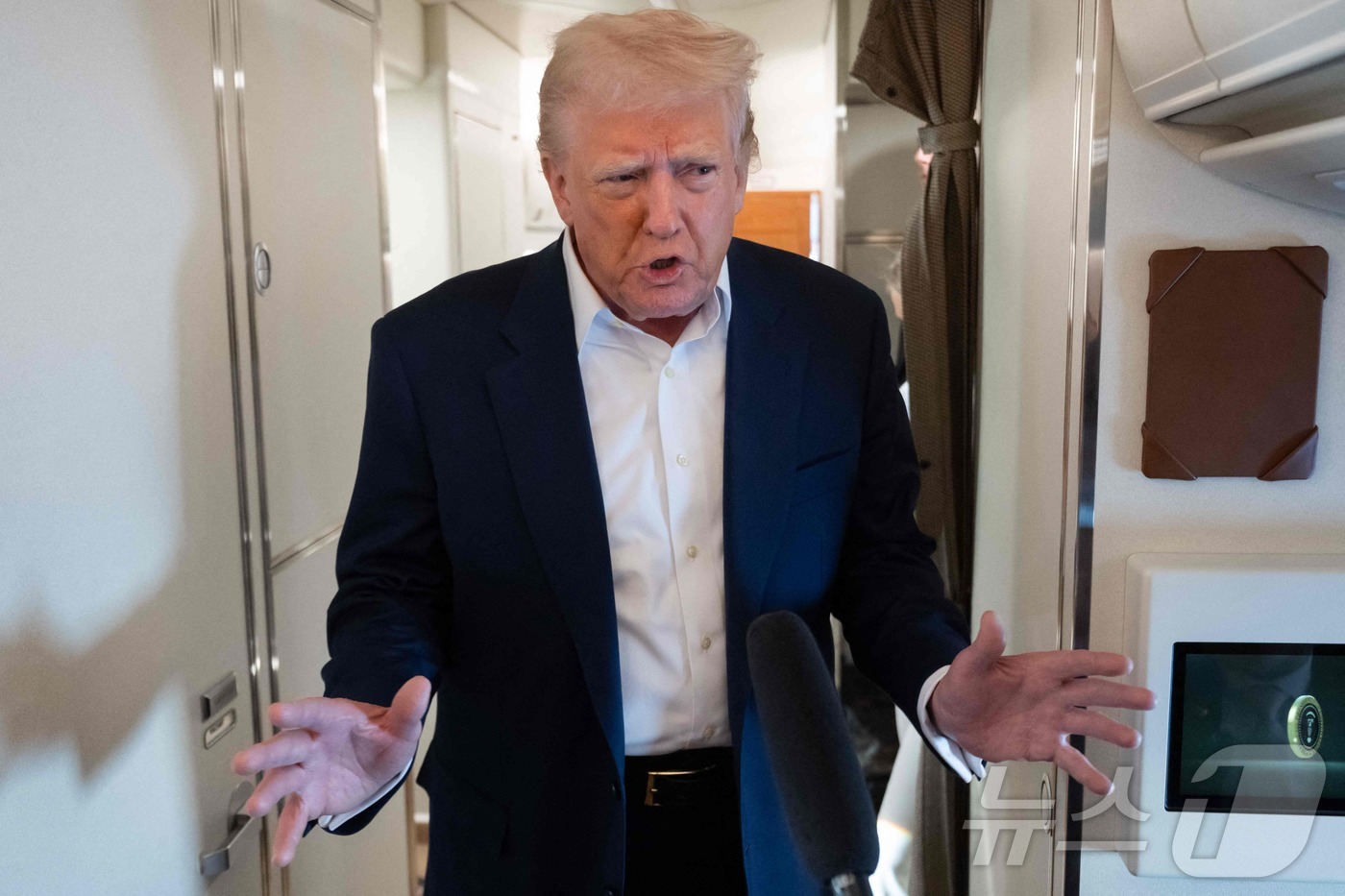 (AFP=뉴스1) 우동명 기자 = 도널드 트럼프 미국 대통령이 4일(현지시간) 플로리다에서 주말을 보낸 뒤 워싱턴 백악관으로 가기 위해 웨스트 팜비치서 전용기를 타고 취재진을 만나 …