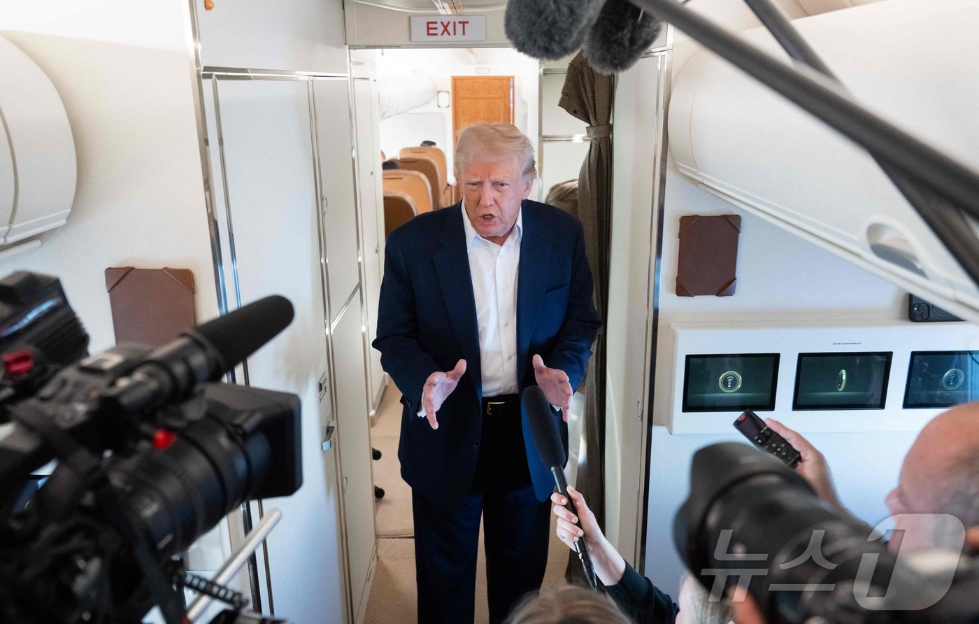 (AFP=뉴스1) 우동명 기자 = 도널드 트럼프 미국 대통령이 4일(현지시간) 플로리다에서 주말을 보낸 뒤 워싱턴 백악관으로 가기 위해 웨스트 팜비치서 전용기를 타고 취재진을 만나 …