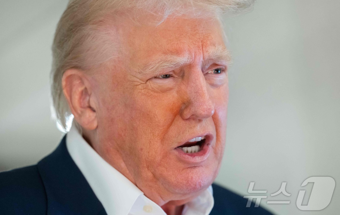 (AFP=뉴스1) 우동명 기자 = 도널드 트럼프 미국 대통령이 4일(현지시간) 플로리다에서 주말을 보낸 뒤 워싱턴 백악관으로 가기 위해 웨스트 팜비치서 전용기를 타고 취재진을 만나 …