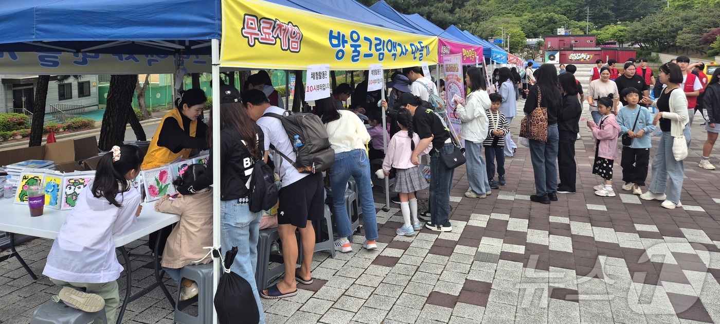 (전주=뉴스1) 유경석 기자 = 5일 전북자치도 전주시 한국소리문화의전당 야외놀이마당에서 열린 어린이날 축제 한마당을 찾은 어린이들이 체험을 하며 즐거운 시간을 보내고 있다. 20 …