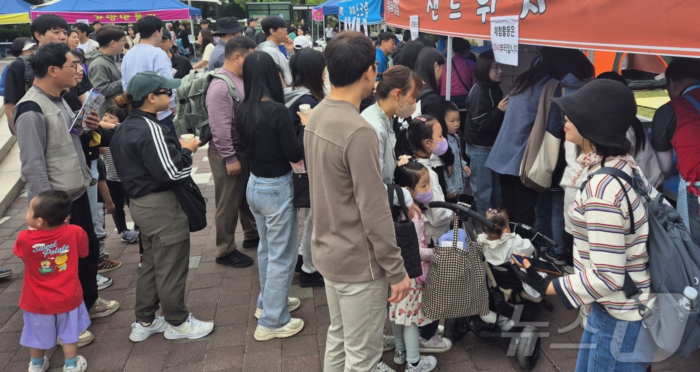 (전주=뉴스1) 유경석 기자 = 5일 전북자치도 전주시 한국소리문화의전당 야외놀이마당에서 열린 어린이날 축제 한마당을 찾은 어린이들이 체험을 하며 즐거운 시간을 보내고 있다. 20 …