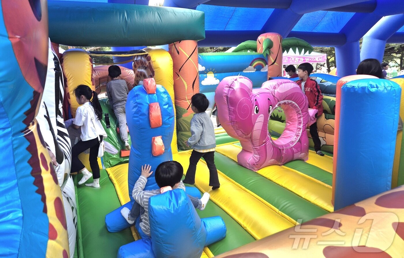 본문 이미지 - 5일 전북자치도 전주시 한국소리문화의전당 야외놀이마당에서 열린 어린이날 축제 한마당을 찾은 어린이들이 체험을 하며 즐거운 시간을 보내고 있다.(사진은 기사 내용과 무관함)2025.5.5 ⓒ 뉴스1 유경석 기자