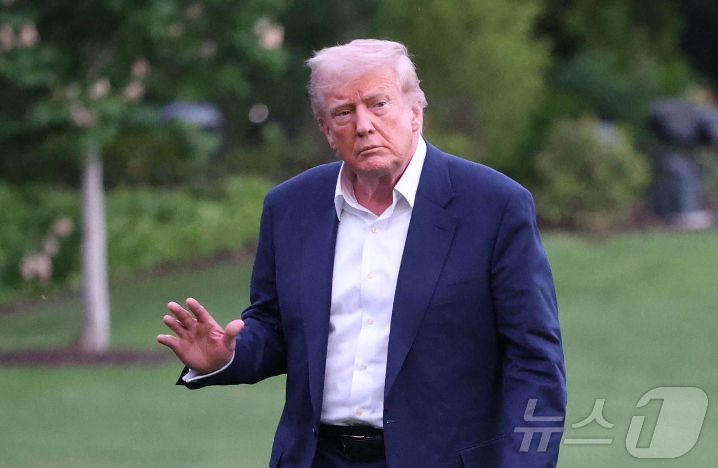 (워싱턴 AFP=뉴스1) 우동명 기자 = 도널드 트럼프 미국 대통령이 4일(현지시간) 플로리다주 마러라고 리조트에서 주말을 보낸 뒤 워싱턴 백악관에 도착을 하고 있다. 2025.0 …