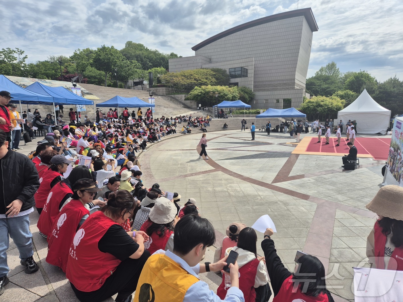 (전주=뉴스1) 유경석 기자 = 5일 전북자치도 전주시 한국소리문화의전당 야외놀이마당에서 열린 어린이날 축제 한마당을 찾은 시민들이 공연을 보며 즐거운 시간을 보내고 있다. 202 …