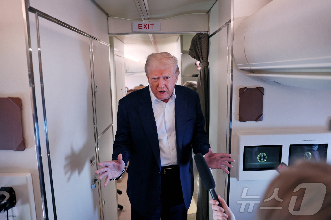 본문 이미지 - 도널드 트럼프 미국 대통령이 4일(현지시간) 미국 웨스트팜비치에서 에어포스원을 타고 워싱턴으로 돌아오는 비행기에서 언론과 대화를 나누고 있습니다. 로이터 / 리아 밀리스 ⓒ 로이터=뉴스1 ⓒ News1 류정민 특파원