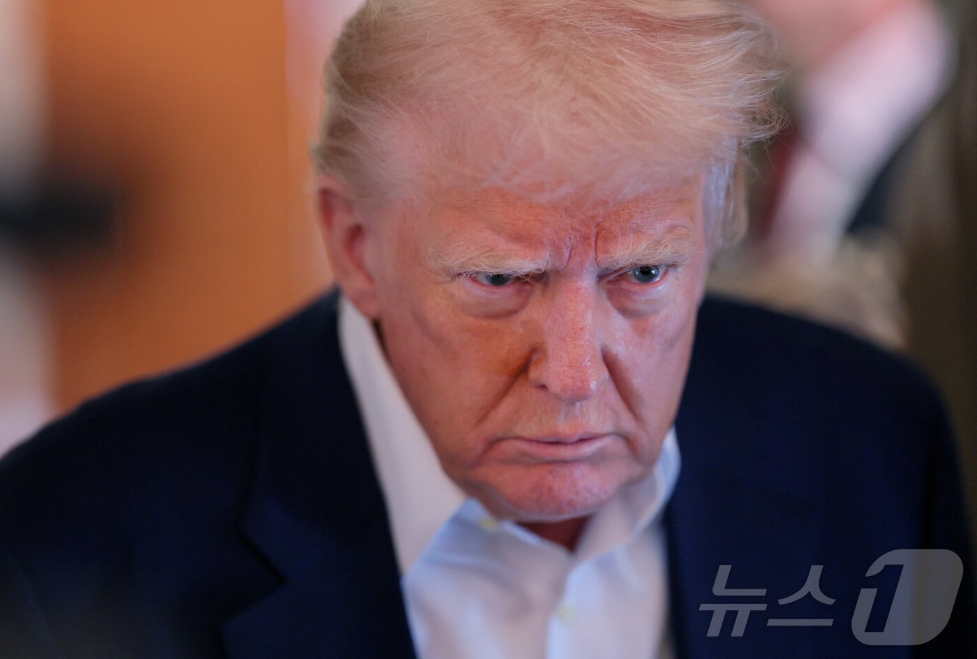 본문 이미지 - 도널드 트럼프 미국 대통령이 4일&#40;현지시간&#41; 미국 플로리다주 웨스트팜비치에서 에어포스원을 타고 워싱턴DC로 돌아오는 비행기에서 질문하는 기자를 응시하고 있다. ⓒ 로이터=뉴스1 ⓒ News1 류정민 특파원