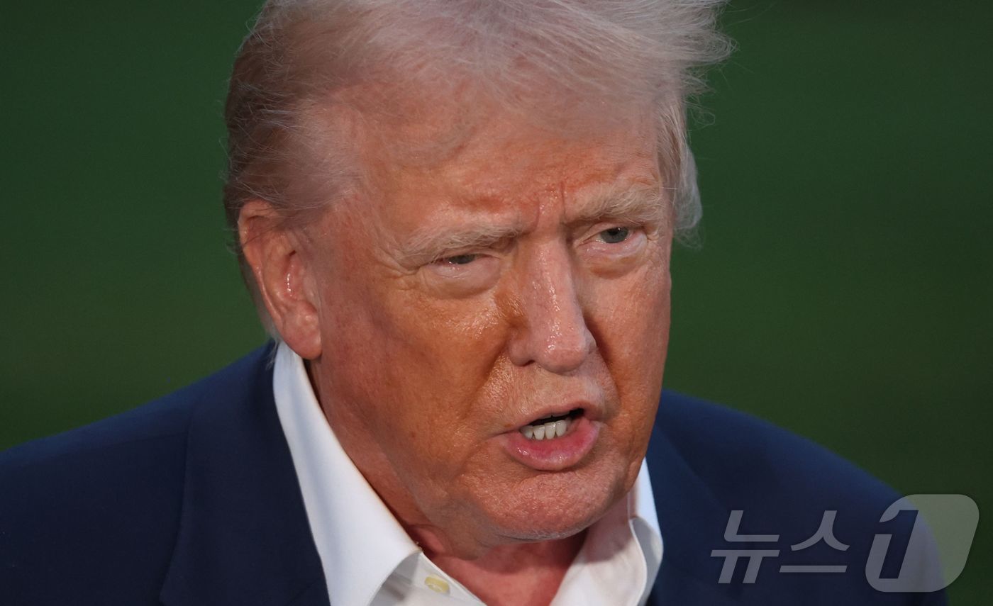 (워싱턴 AFP=뉴스1) 우동명 기자 = 도널드 트럼프 미국 대통령이 4일(현지시간) 플로리다주 마러라고 리조트에서 주말을 보낸 뒤 워싱턴 백악관에 도착하며 취재진을 만나고 있다. …