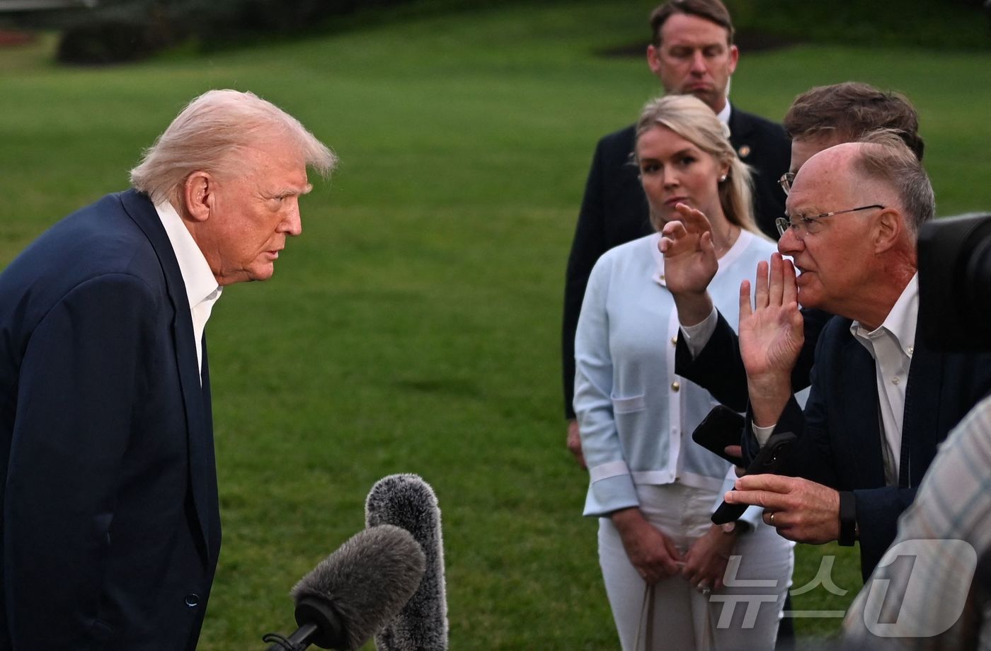 (워싱턴 AFP=뉴스1) 우동명 기자 = 도널드 트럼프 미국 대통령이 4일(현지시간) 플로리다주 마러라고 리조트에서 주말을 보낸 뒤 워싱턴 백악관에 도착하며 캐롤라인 레빗 대변인의 …