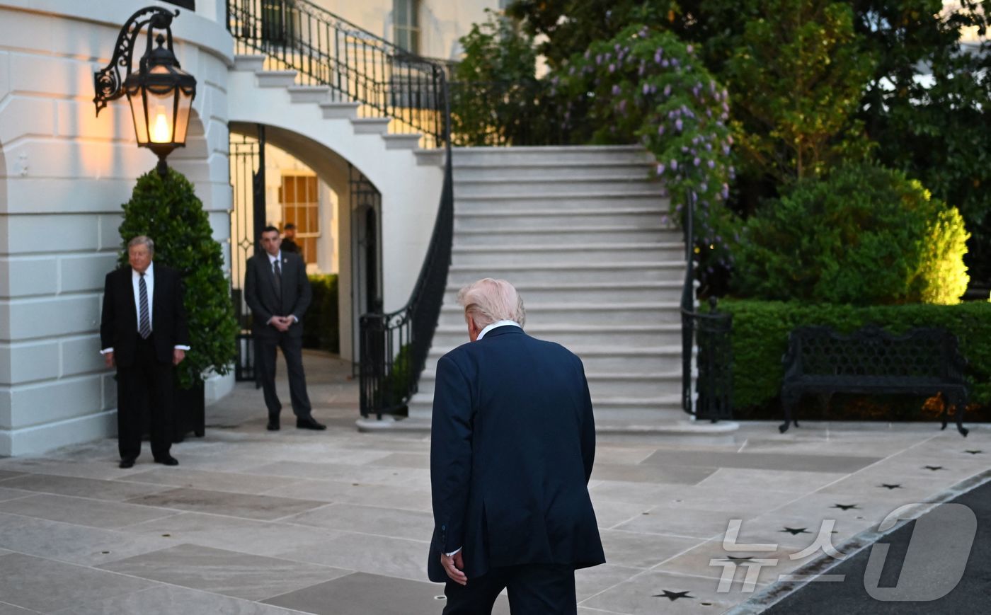 (워싱턴 AFP=뉴스1) 우동명 기자 = 도널드 트럼프 미국 대통령이 4일(현지시간) 플로리다주 마러라고 리조트에서 주말을 보내고 워싱턴 백악관에 도착해 취재진을 만난 뒤 들어 가 …