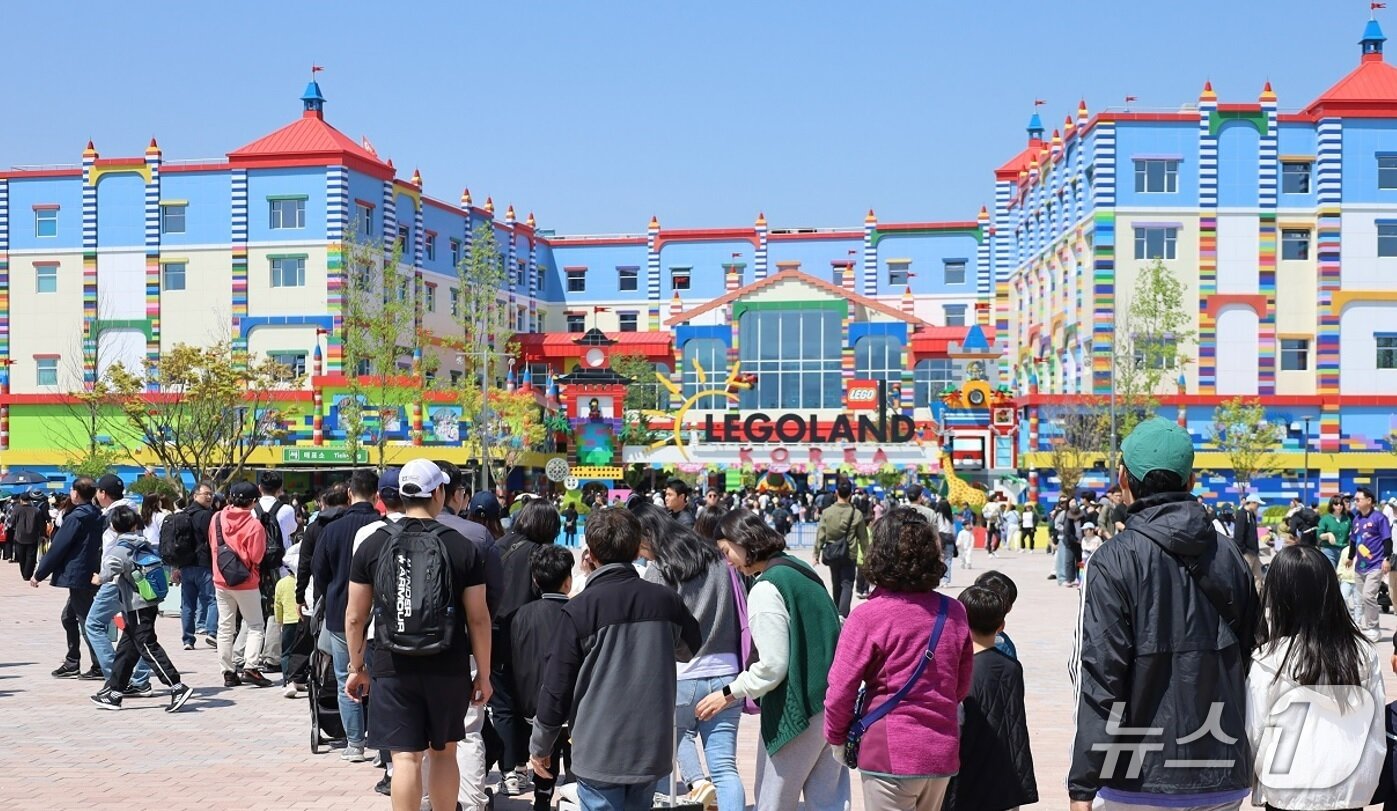 본문 이미지 - 5월 황금 연휴에 레고랜드를 방문한 관람객들이 입장을 기다리고 있다.(레고랜드 제공. 재판매 및 DB금지)/뉴스1