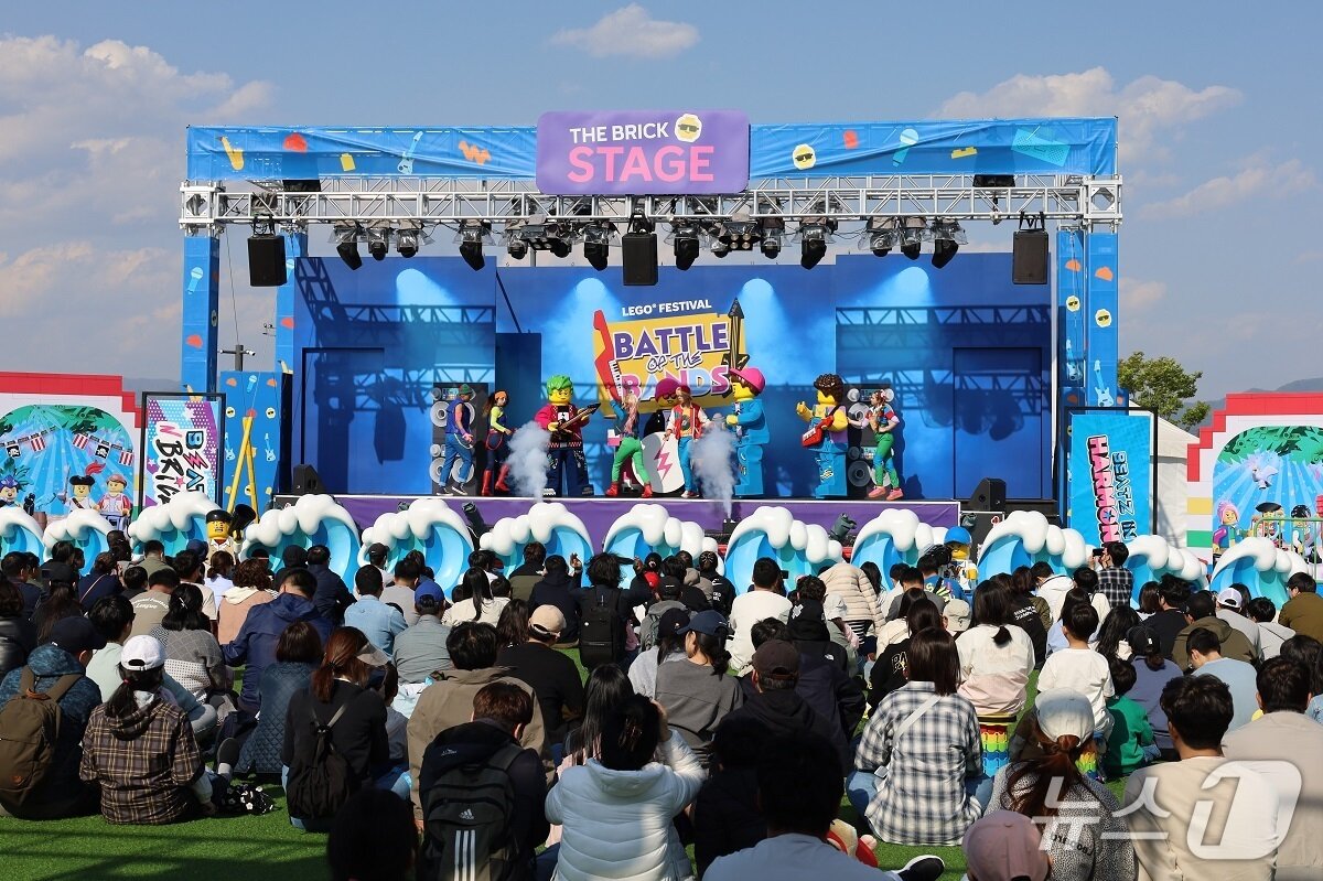 본문 이미지 - 5월 황금 연휴 레고랜드 코리아에서 방문객들이 레고 페스티벌의 배틀 오브 더 밴드 공연을 관람하며 즐거워하고 있다.(레고랜드 제공. 재판매 및 DB금지)/뉴스1