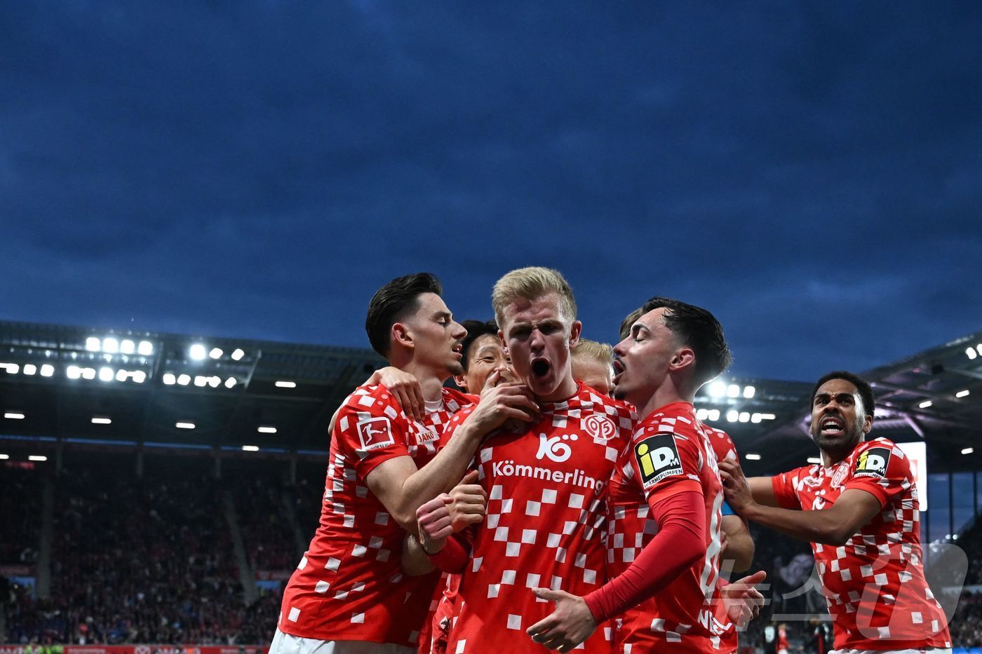 본문 이미지 - 마인츠는 5일(한국시간) 열린 2024-25 독일 분데스리가 프랑크푸르트전에서 1-1로 비겼다. ⓒ AFP=뉴스1