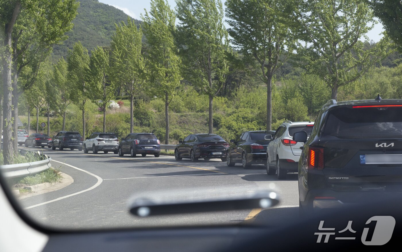 본문 이미지 - 지난 4일 오후 경북 안동 하회마을을 가기 위해 차량이 줄지어 대기하고 있다.2025.5.4/뉴스1 ⓒ News1 이성덕 기자