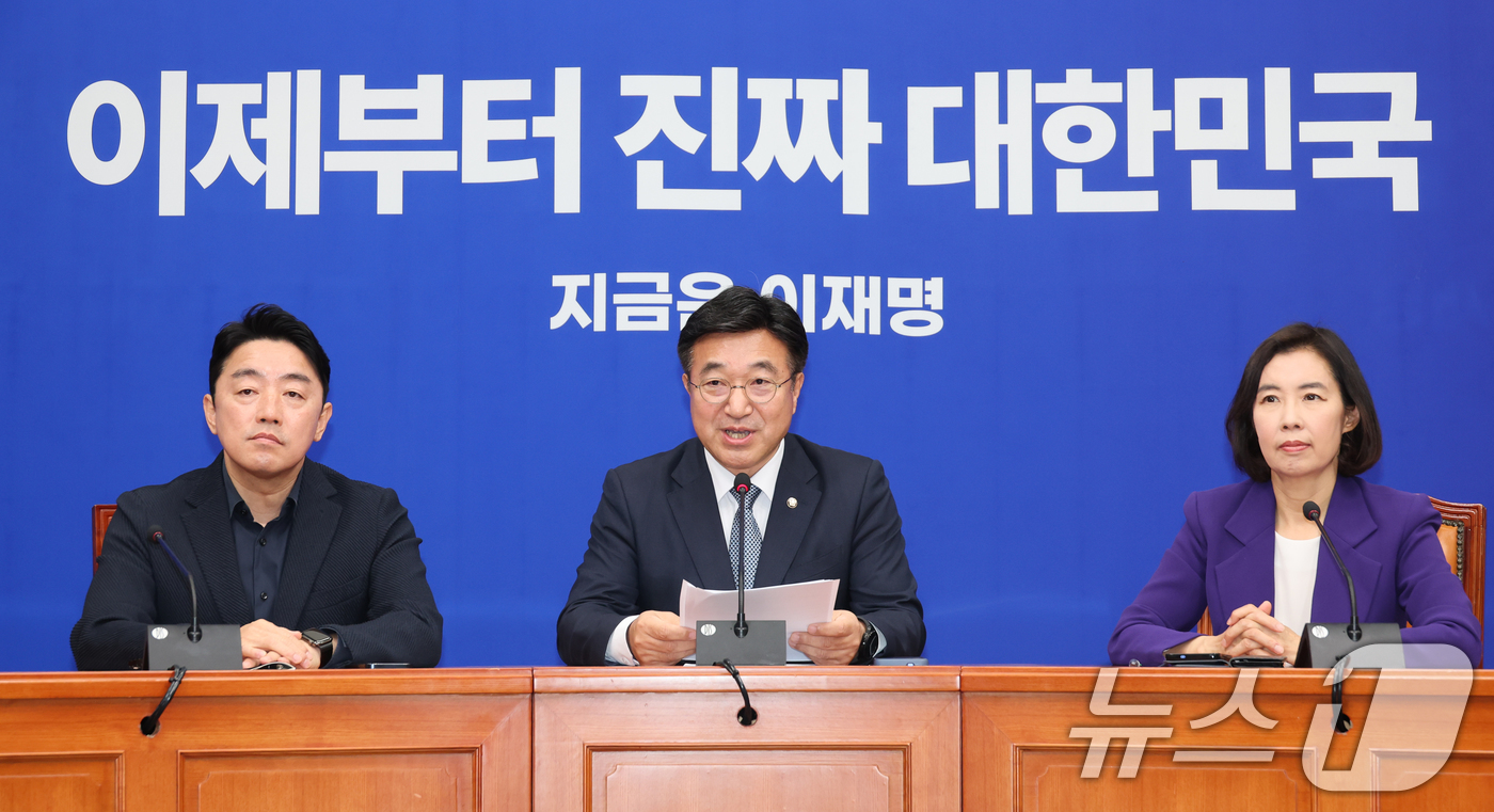 (서울=뉴스1) 안은나 기자 = 윤호중 더불어민주당 총괄선거대책본부장이 5일 오전 서울 여의도 국회에서 열린 기자간담회에 참석해 모두 발언하고 있다. 왼쪽부터 강훈식 수석부본부장, …