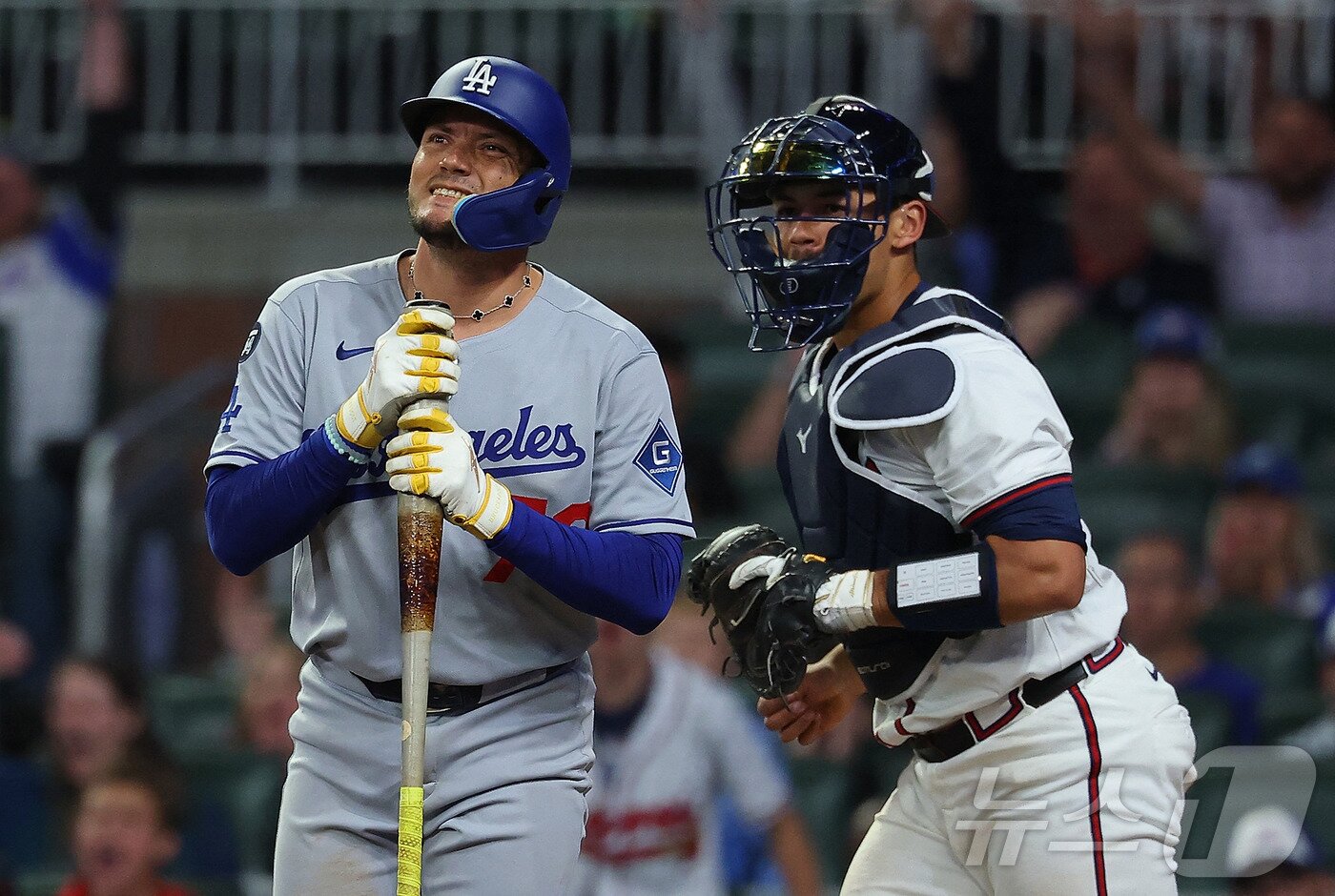 본문 이미지 - LA 다저스 미구엘 로하스(왼쪽)가 5일(한국시간) 열린 2025 메이저리그 애틀래타 브레이브스전 9회초 1사 3루에서 삼진 아웃을 당한 뒤 아쉬워하고 있다.  ⓒ AFP=뉴스1