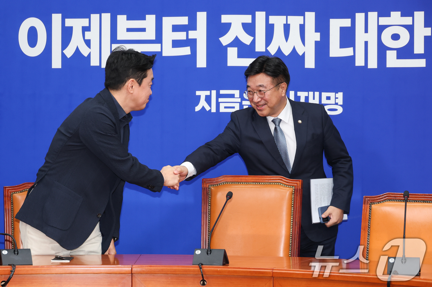 (서울=뉴스1) 안은나 기자 = 윤호중 더불어민주당 총괄선거대책본부장이 5일 오전 서울 여의도 국회에서 열린 기자간담회에 참석해 강훈식 수석부본부장과 악수하고 있다. 2025.5. …