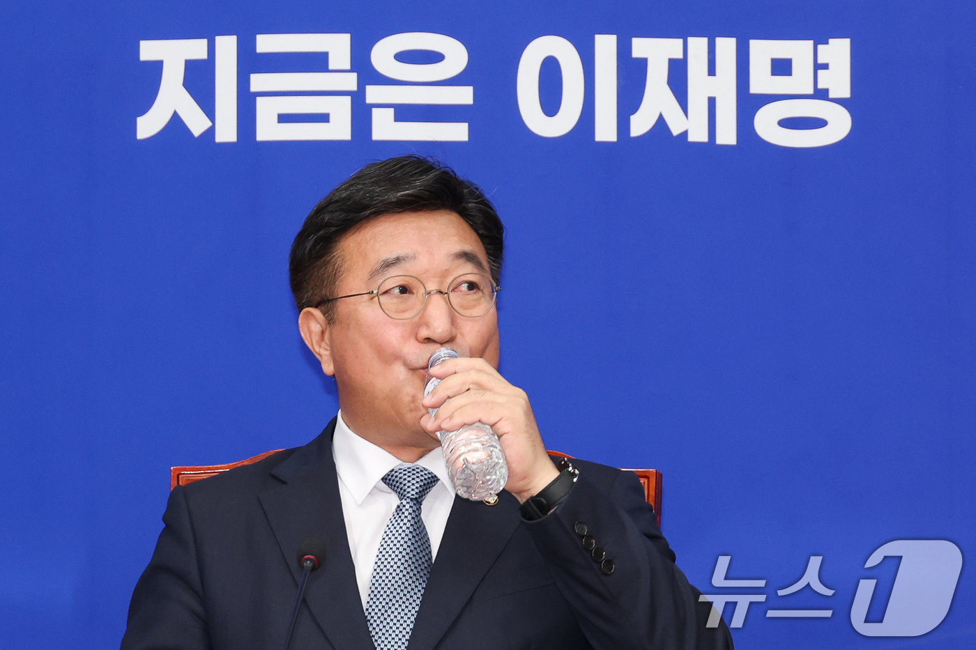 (서울=뉴스1) 안은나 기자 = 윤호중 더불어민주당 총괄선거대책본부장이 5일 오전 서울 여의도 국회에서 열린 기자간담회에 참석해 물을 마시고 있다. 2025.5.5/뉴스1