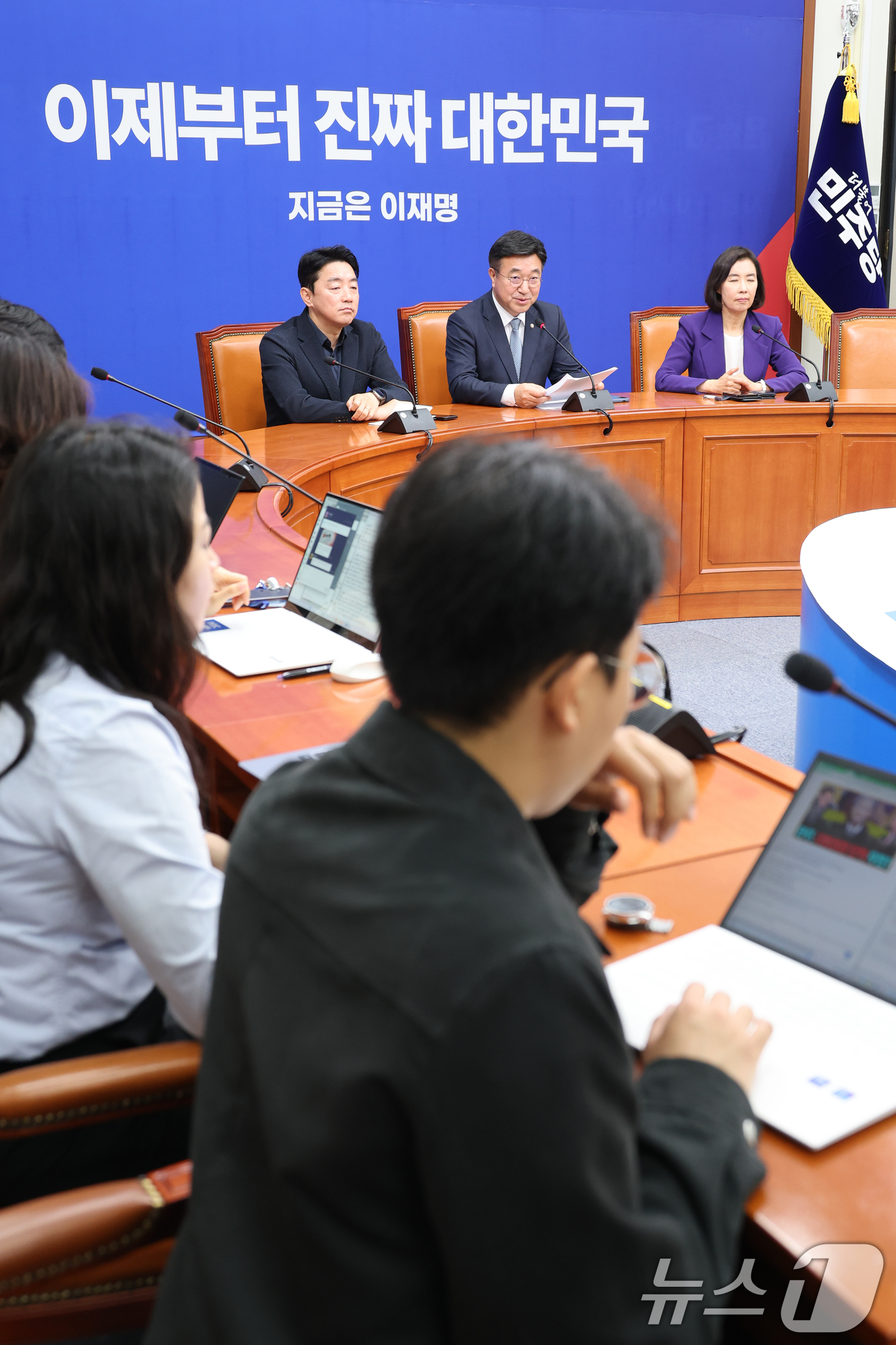 (서울=뉴스1) 안은나 기자 = 윤호중 더불어민주당 총괄선거대책본부장이 5일 오전 서울 여의도 국회에서 열린 기자간담회에 참석해 모두 발언하고 있다. 왼쪽부터 강훈식 수석부본부장, …