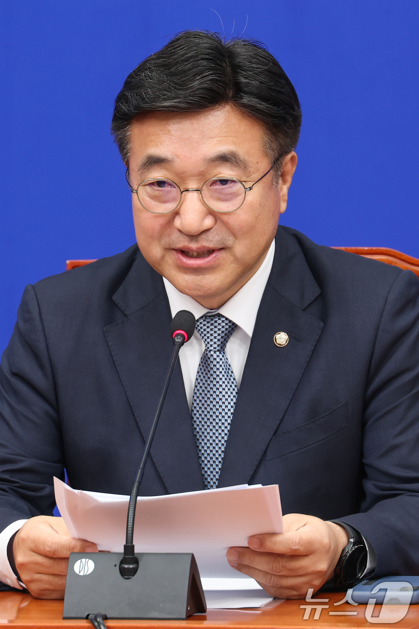 (서울=뉴스1) 안은나 기자 = 윤호중 더불어민주당 총괄선거대책본부장이 5일 오전 서울 여의도 국회에서 열린 기자간담회에 참석해 모두 발언하고 있다. 2025.5.5/뉴스1