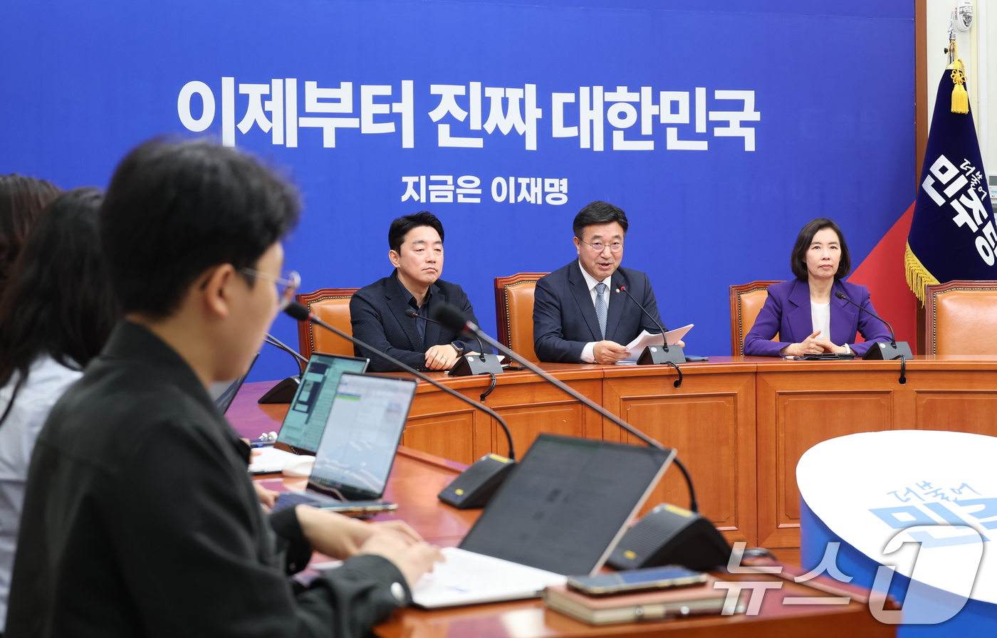 (서울=뉴스1) 안은나 기자 = 윤호중 더불어민주당 총괄선거대책본부장이 5일 오전 서울 여의도 국회에서 열린 기자간담회에 참석해 모두 발언하고 있다. 왼쪽부터 강훈식 수석부본부장, …