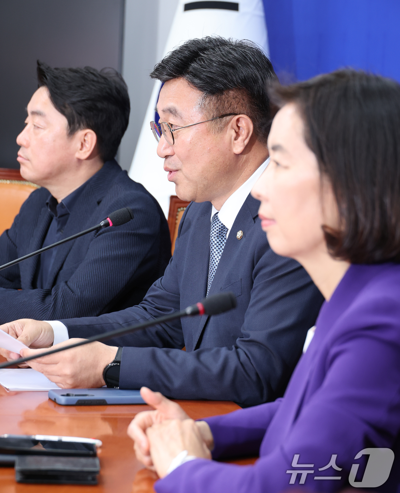 (서울=뉴스1) 안은나 기자 = 윤호중 더불어민주당 총괄선거대책본부장이 5일 오전 서울 여의도 국회에서 열린 기자간담회에 참석해 모두 발언하고 있다. 왼쪽부터 강훈식 수석부본부장, …