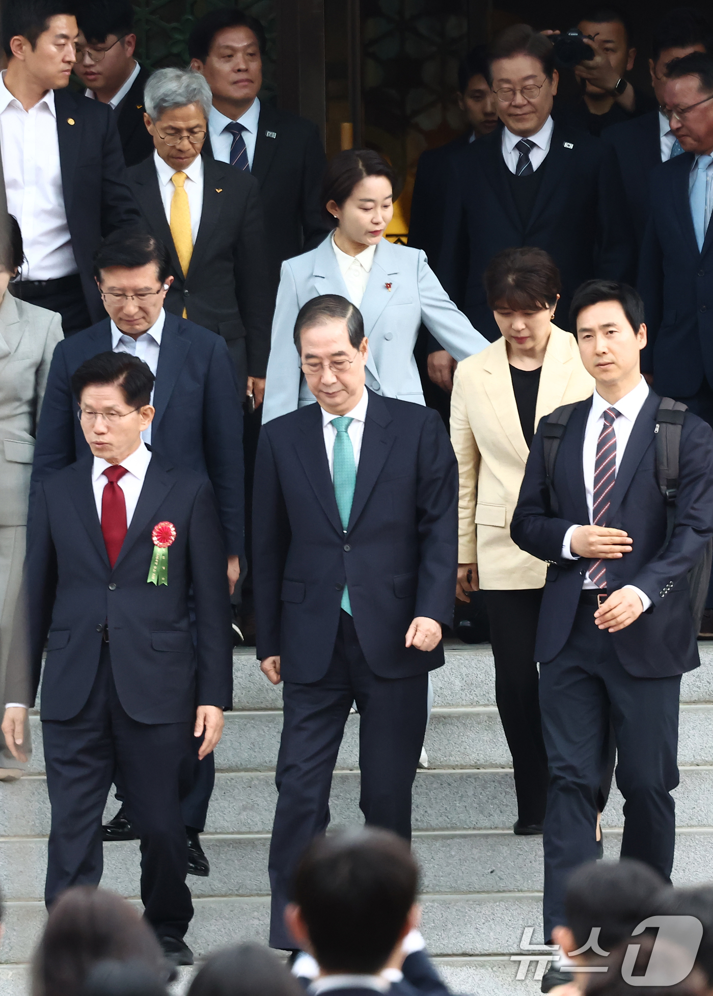 (서울=뉴스1) 김민지 기자 = 김문수 국민의힘 대통령 후보(앞줄 왼쪽)와 한덕수 무소속 대통령 선거 예비후보가 5일 오전 서울 종로구 조계사에서 열린 불기 2569년 부처님오신날 …