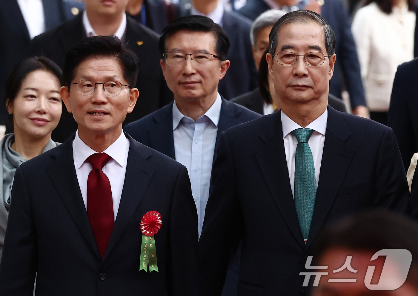 (서울=뉴스1) 김민지 기자 = 김문수 국민의힘 대통령 후보(왼쪽)와 한덕수 무소속 대통령 선거 예비후보가 5일 오전 서울 종로구 조계사에서 열린 불기 2569년 부처님오신날 봉축 …