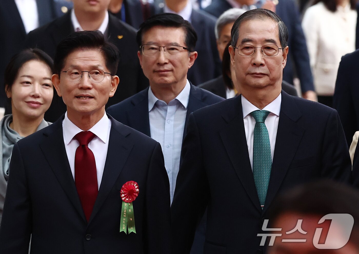 본문 이미지 - 김문수 국민의힘 대통령 후보(왼쪽)와 한덕수 무소속 대통령 선거 예비후보가 5일 오전 서울 종로구 조계사에서 열린 불기 2569년 부처님오신날 봉축법요식에 참석하고 있다. 2025.5.5/뉴스1 ⓒ News1 김민지 기자