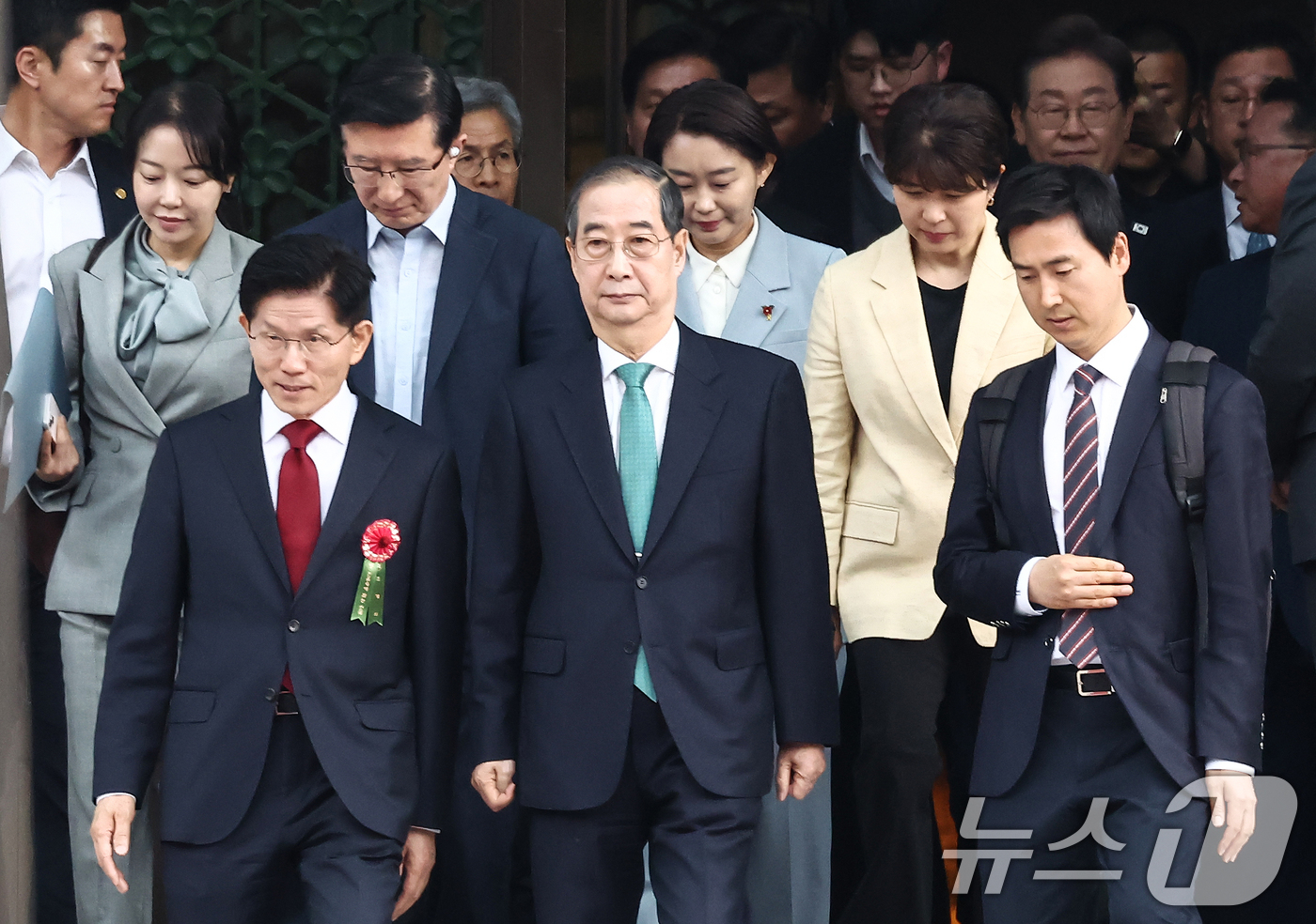 (서울=뉴스1) 김민지 기자 = 김문수 국민의힘 대통령 후보(앞줄 왼쪽)와 한덕수 무소속 대통령 선거 예비후보가 5일 오전 서울 종로구 조계사에서 열린 불기 2569년 부처님오신날 …